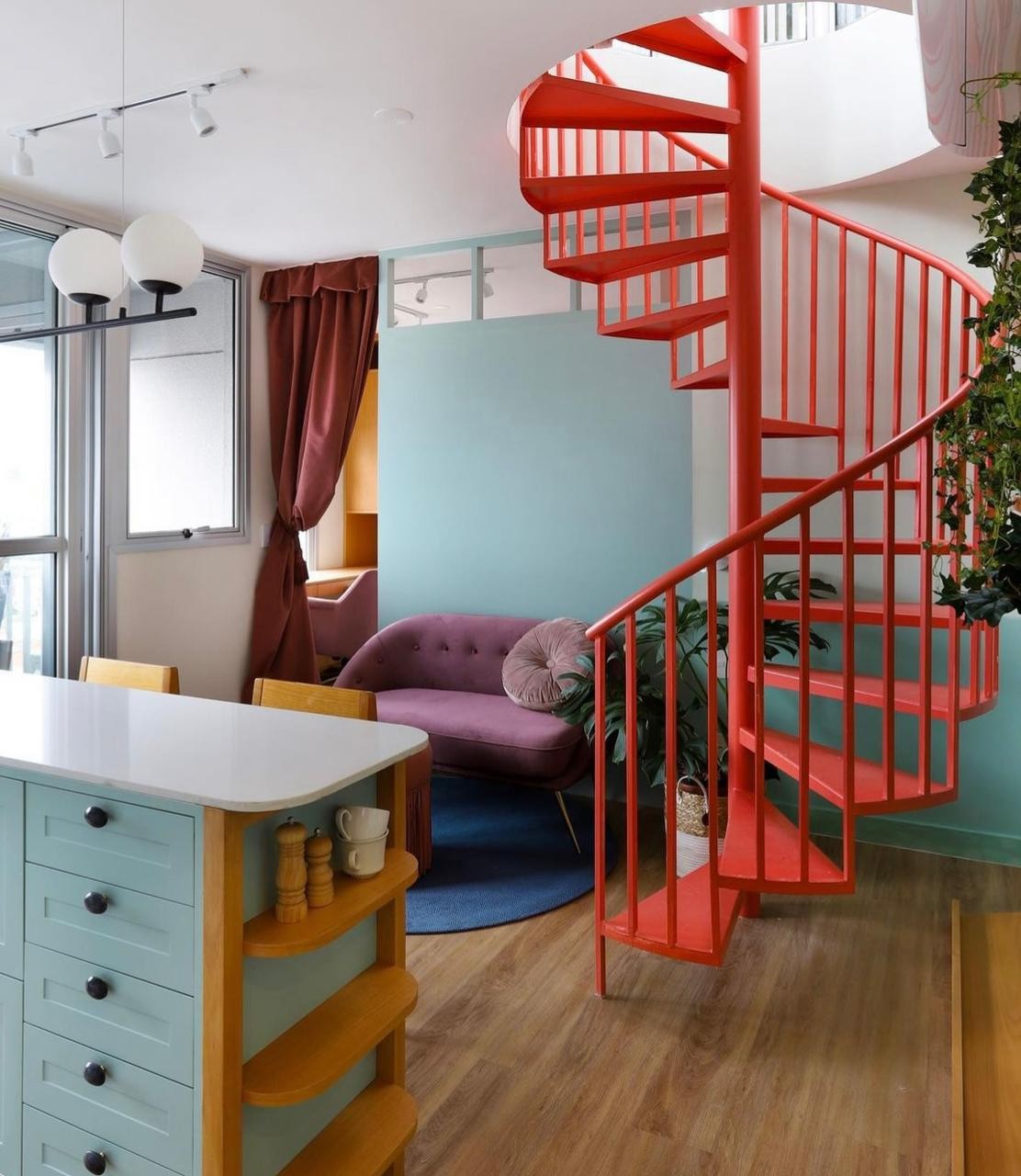 Conceito 'coloridinho' pensado para o apartamento alugado por influencer: móveis serão retirados — Foto: Divulgação