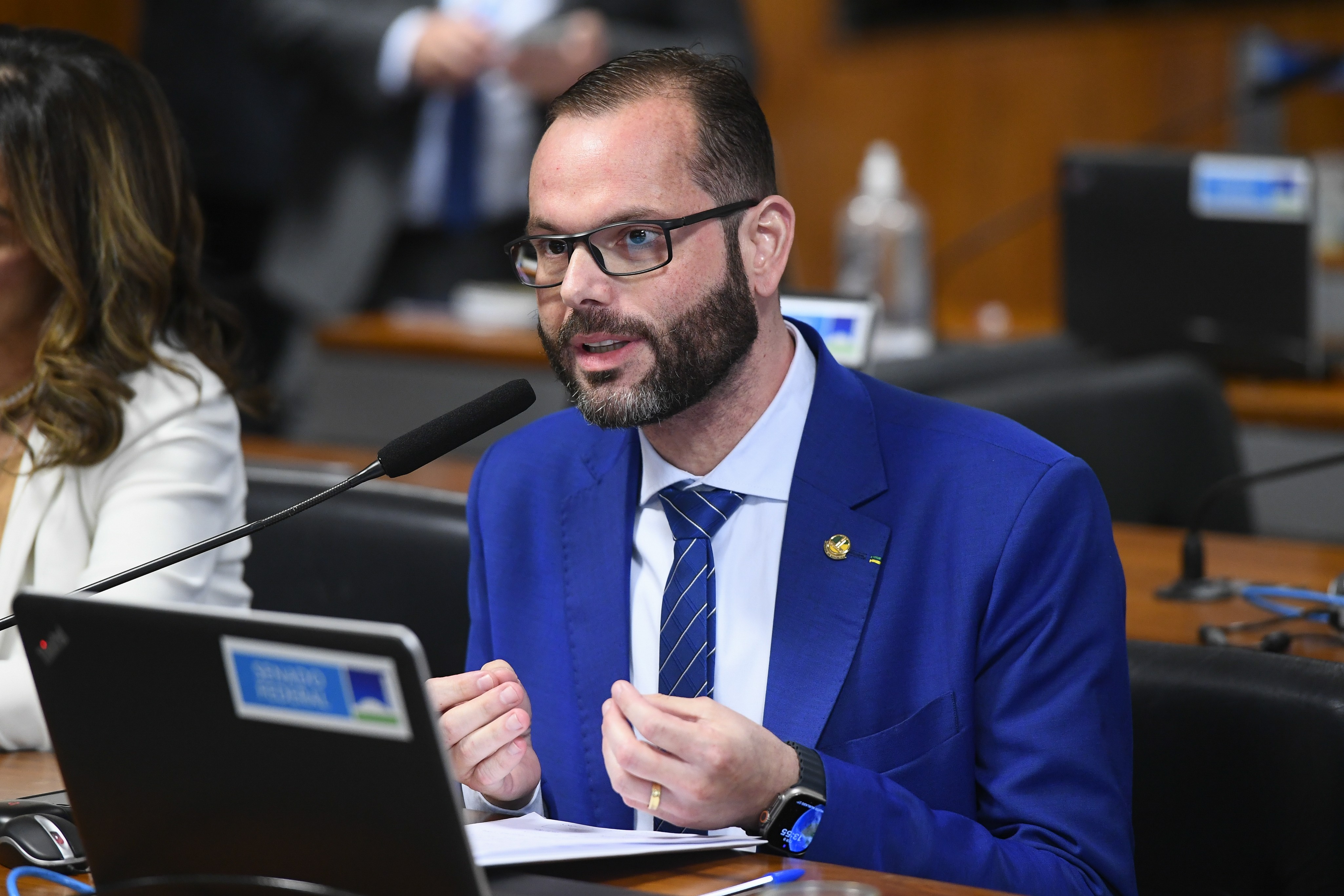 Senador bolsonarista ataca projeto contra jornada 6x1: 'Não quer trabalhar? Fica em casa e se inscreve no Bolsa Família'