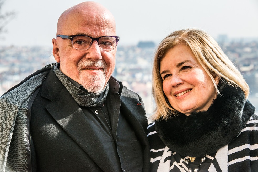 Paulo Coelho e a artista plástica Christina Oiticica em viagem a Praga — Foto: Acervo pessoal de Paulo Coelho