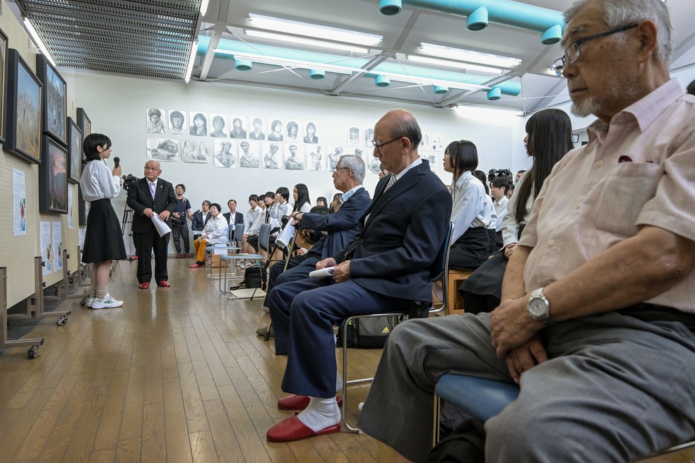 Sobreviventes do bombardeio de Hiroshima observam trabalho dos alunos da escola Motomachi — Foto: RICHARD A. BROOKS / AFP