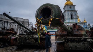 Equipamento militar russo destruído é retirado da Praça Mykhailivs'ka, no centro de Kiev, Ucrânia — Foto: DIMITAR DILKOFF/AFP