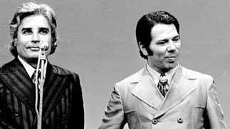 Ao lado de Cid Moreira, quando a TV Paulista foi incorporada à Globo, Silvio seguiu pagando aluguel pelo seu horário dominical — Foto: Memória Globo