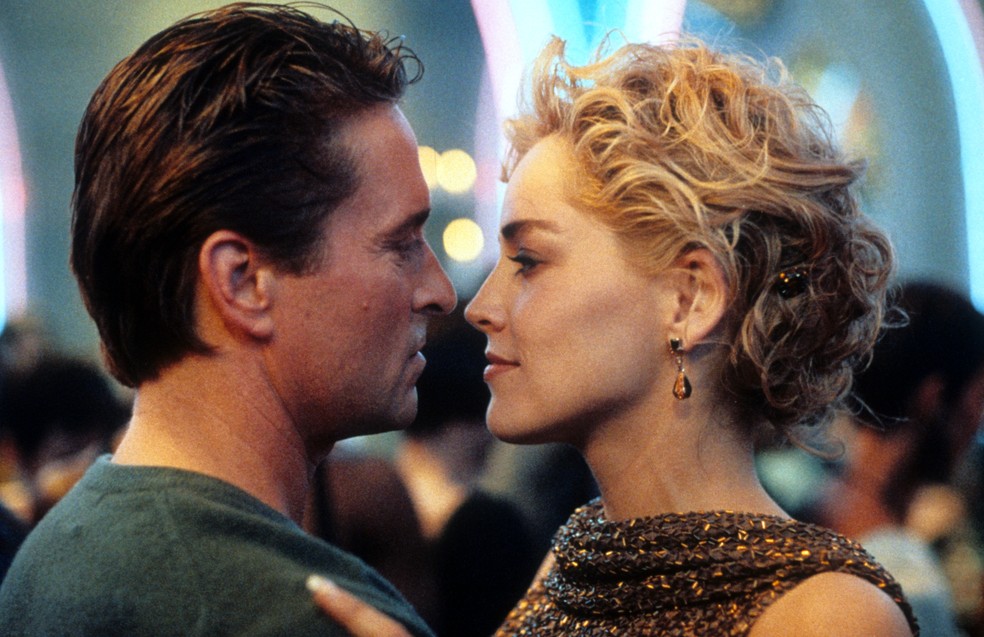 Michael Douglas e Sharon Stone em cena de'Instinto selvagem', de 1992 — Foto: Divulgação