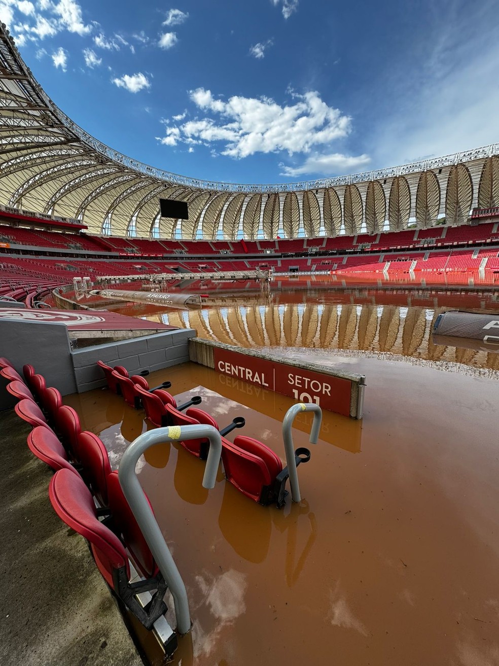 O campo do Beira-Rio, do Internacional, ainda com pontos de inundação pelas chuvas do Rio Grande do Sul — Foto: Divulgação/Internacional