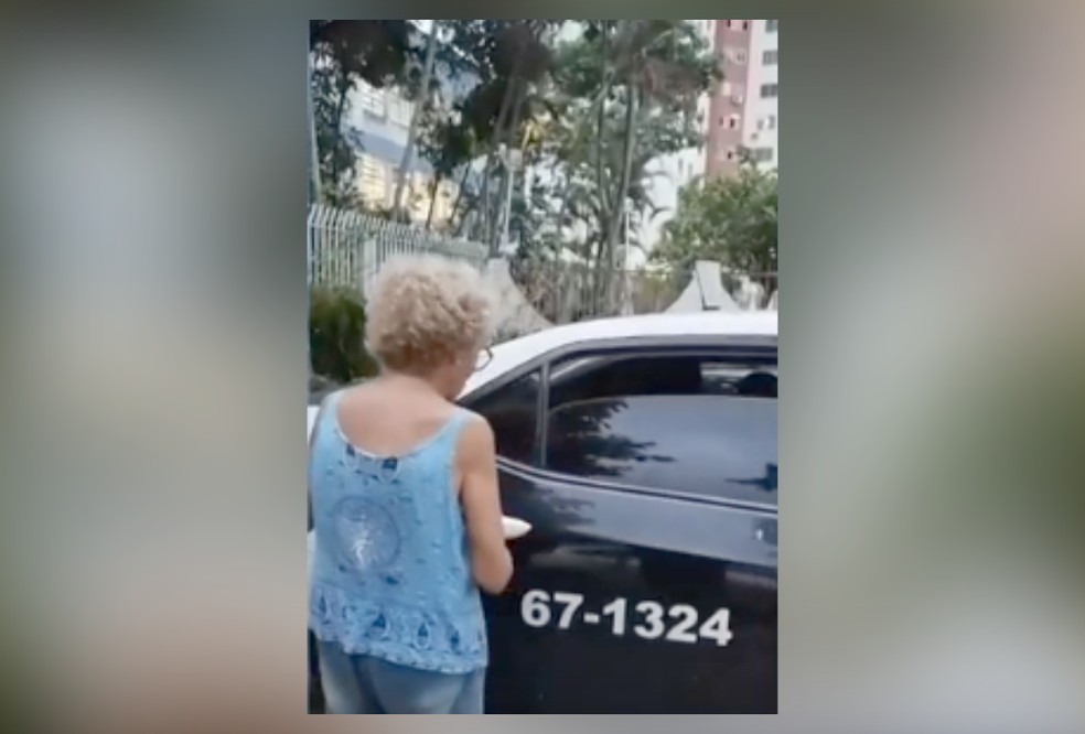 A própria idosa abriu a porta da viatura policial — Foto: TV Globo/Reprodução