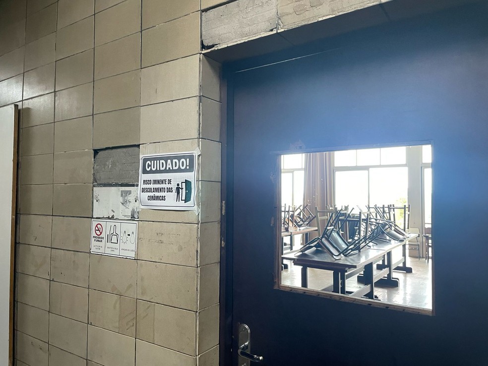 Aviso de risco iminente de descolamento de cerâmicas, em salas de aula da FAU — Foto: Anna Bustamante/ Agência O Globo