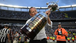 John Textor com a taça da Libertadores conquistada pelo Botafogo — Foto: LUIS ROBAYO / AFP