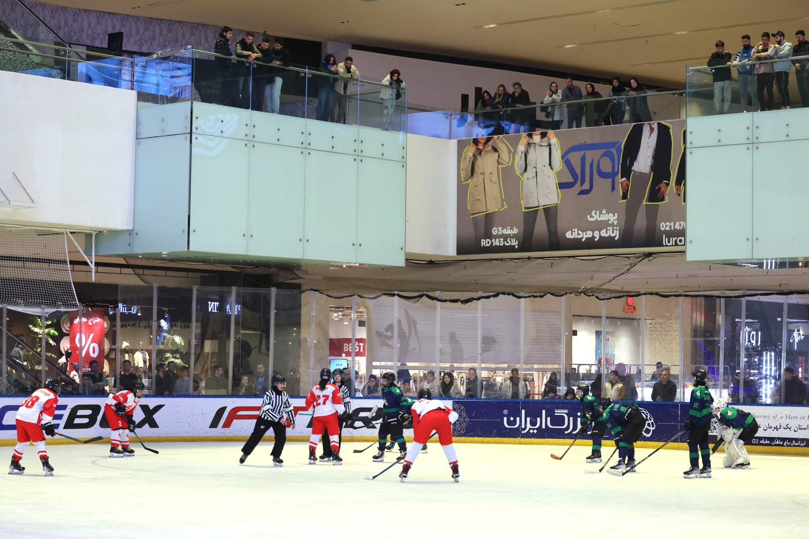 Diante de um público misto e apaixonado, duas equipes de hóquei no gelo se enfrentam em uma pista ultramoderna em Teerã — Foto: Atta Kenare/AFP