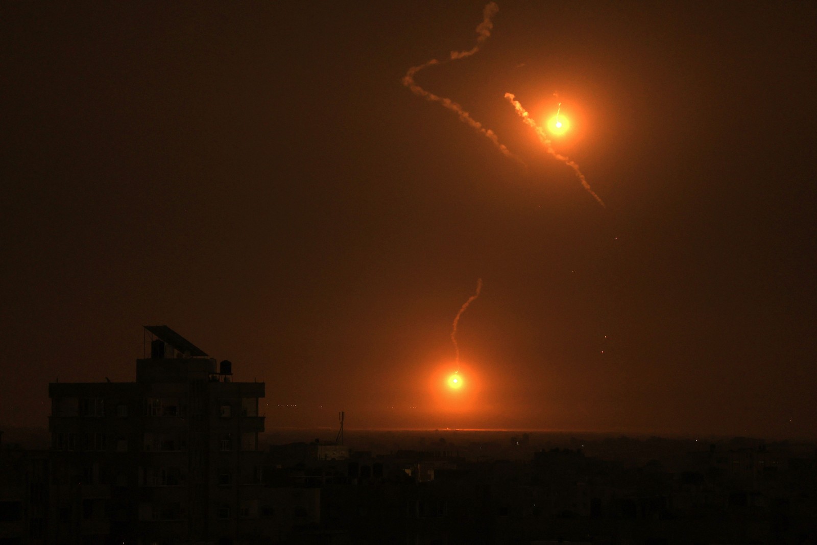 Militares israelenses informaram ao New York Times que tropas e tanques estão na Faixa de Gaza — Foto: Yousef Hassouna / AFP
