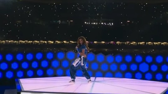 Anitta agita o público com hit 'Envolver' e nova música em show na final da Champions League