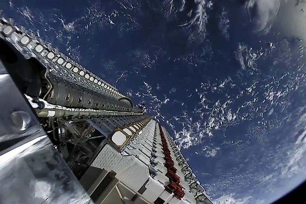 Conjunto de satélites Starlink antes de serem liberados pela segunda etapa do Falcon 9 — Foto: SpaceX