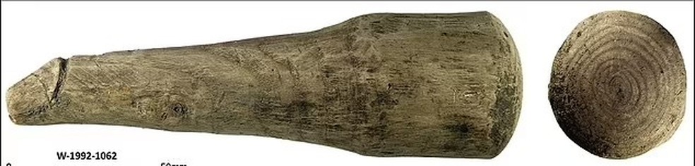 Objeto tem bordas mais arredondadas que amuletos clássicos da era romana — Foto: Divulgação/Vindolanda Trust