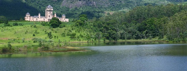 O castelo do ex-deputado Edmar Moreira tem lago e floresta ao redor — Foto: André Coelho/Agência O Globo
