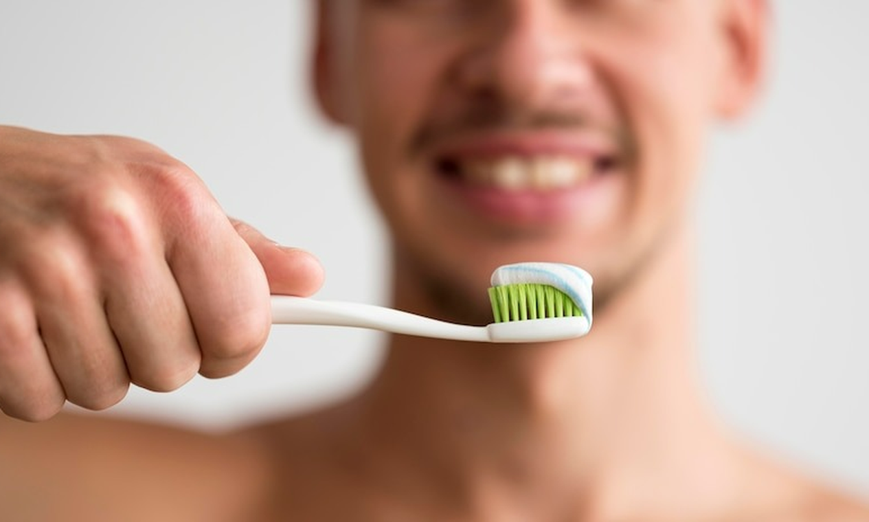 Os dentes devem ser escovados antes ou depois de comer o café da manhã?