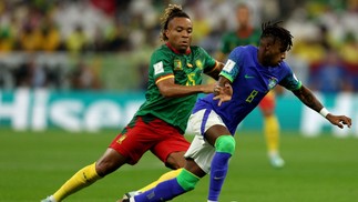 Brasil e Camarões no jogo que encerra a fase de grupos — Foto: Adrian DENNIS / AFP