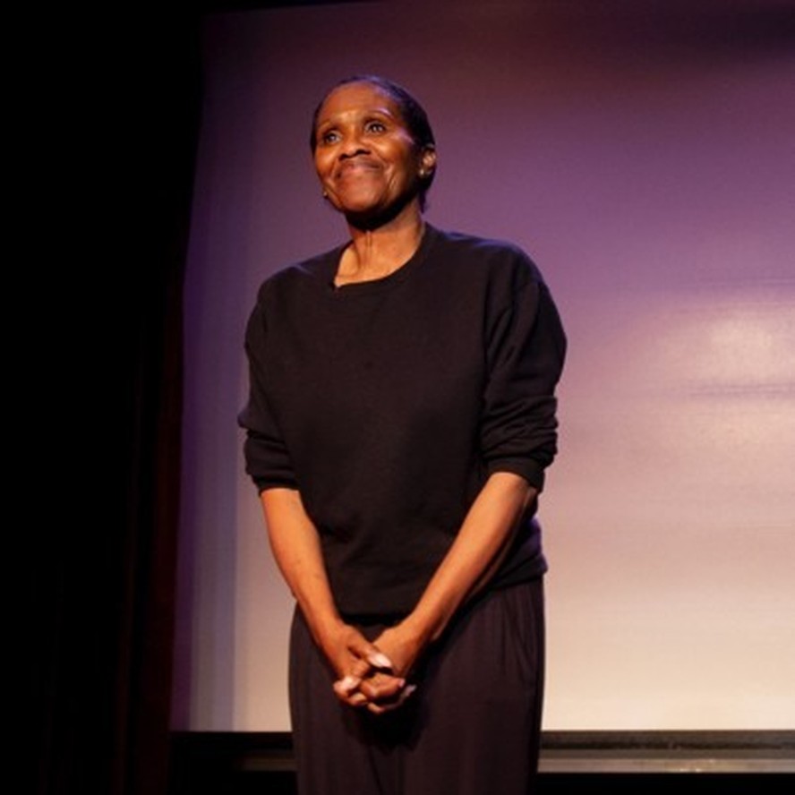 Morre Dee Freeman, atriz de 'Dexter', 'E.R.' e 'Arquivo X', aos 66 anos