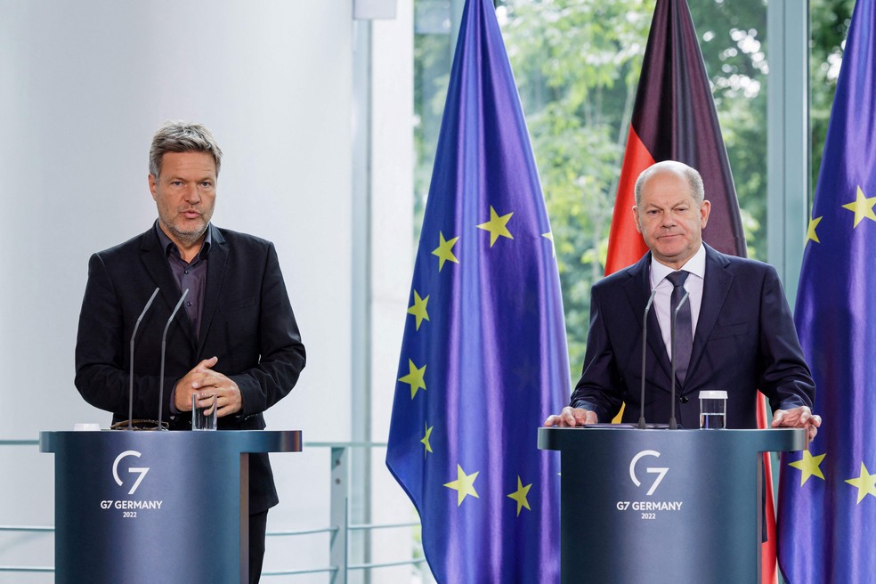 O ministro da Economia alemão, Robert Habeck, e chanceler Olaf Scholz ao anunciarem a medida  — Foto: JENS SCHLUETER / AFP
