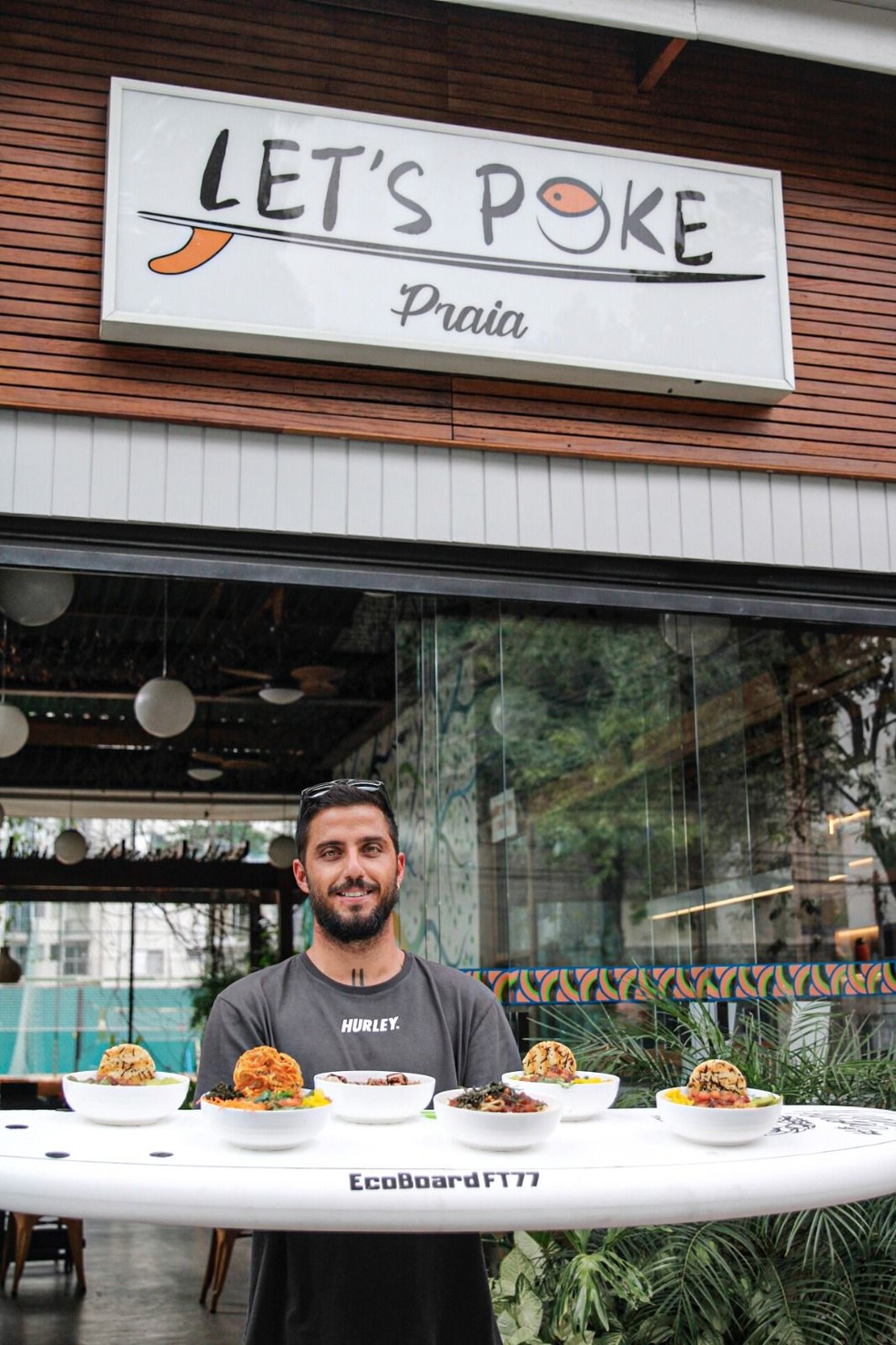 Surfista Filipe Toledo inaugura primeira unidade do seu restaurante no Rio