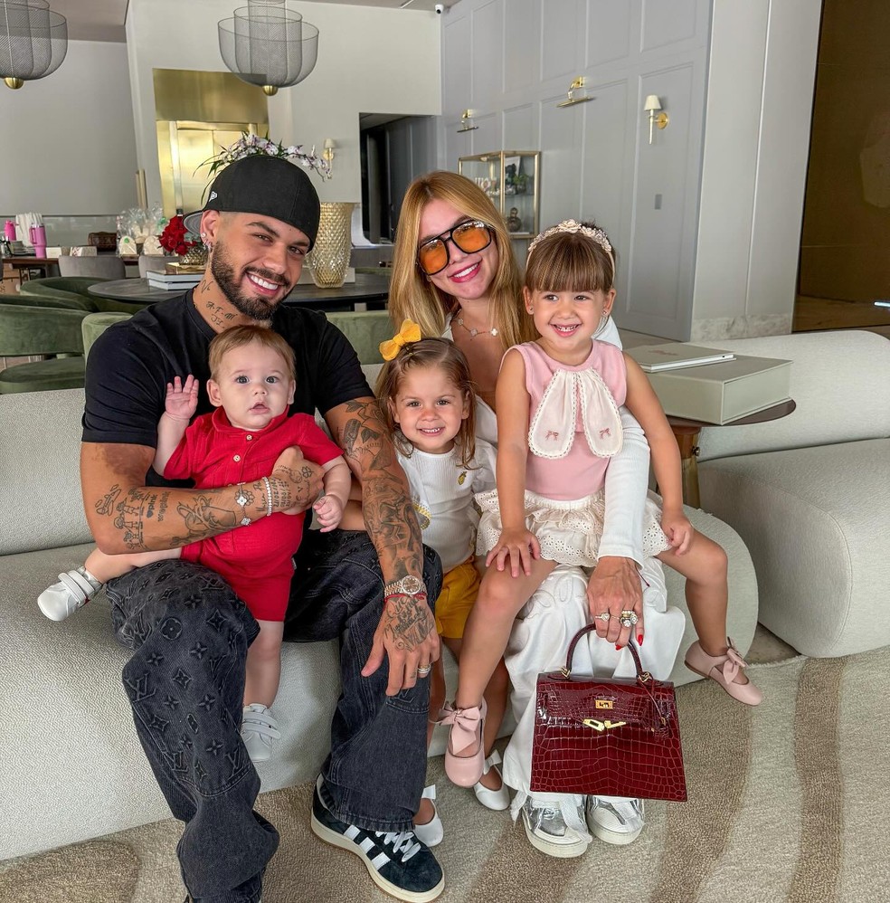 Zé Felipe, Virginia Fonseca e os três filhos, Zé Leonardo, Maria Alice e Maria Flor — Foto: Reprodução/Instagram