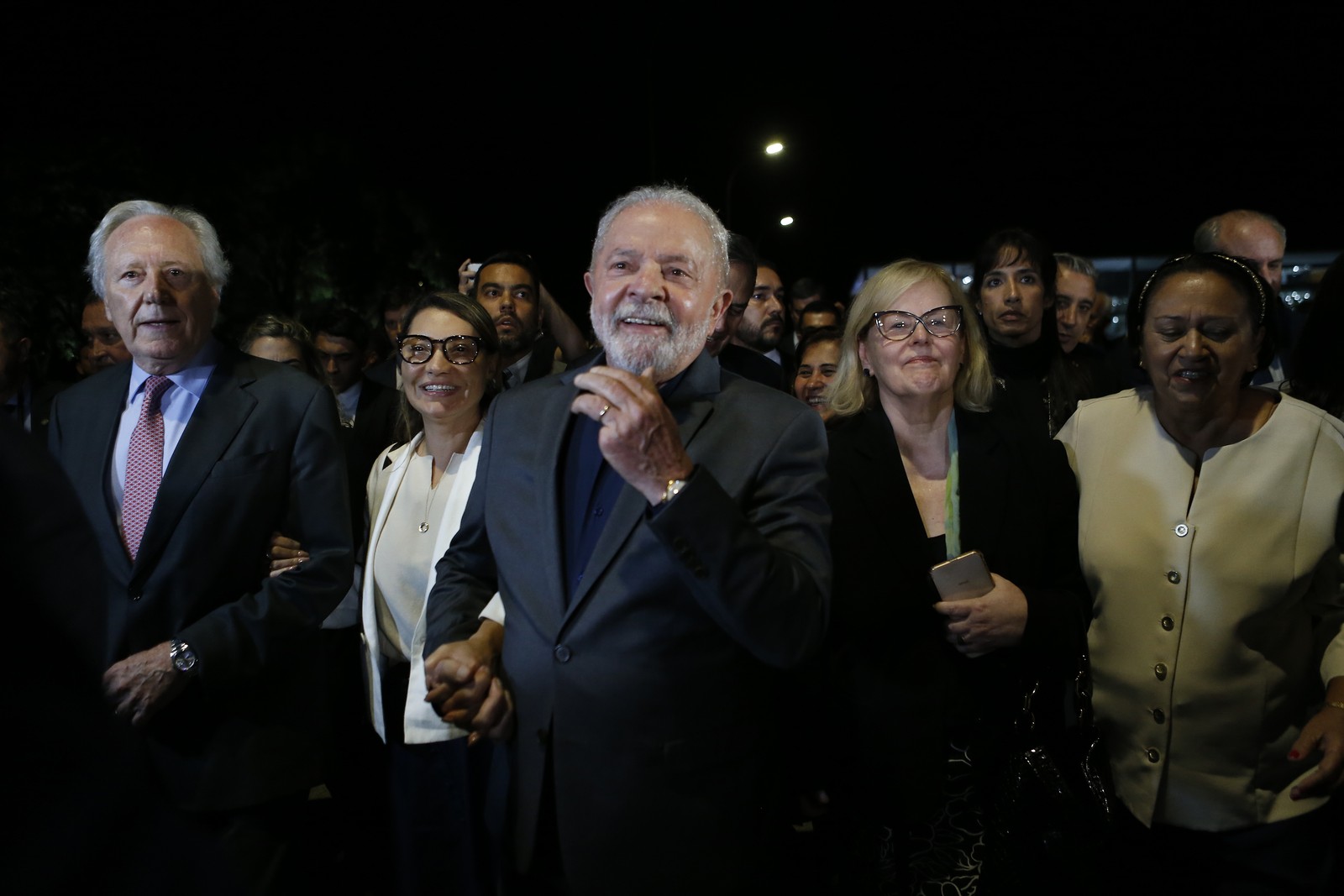 Lula caminha do Palácio do Planalto ao STF para ver condições do prédio após ataque golpista — Foto: Cristiano Mariz