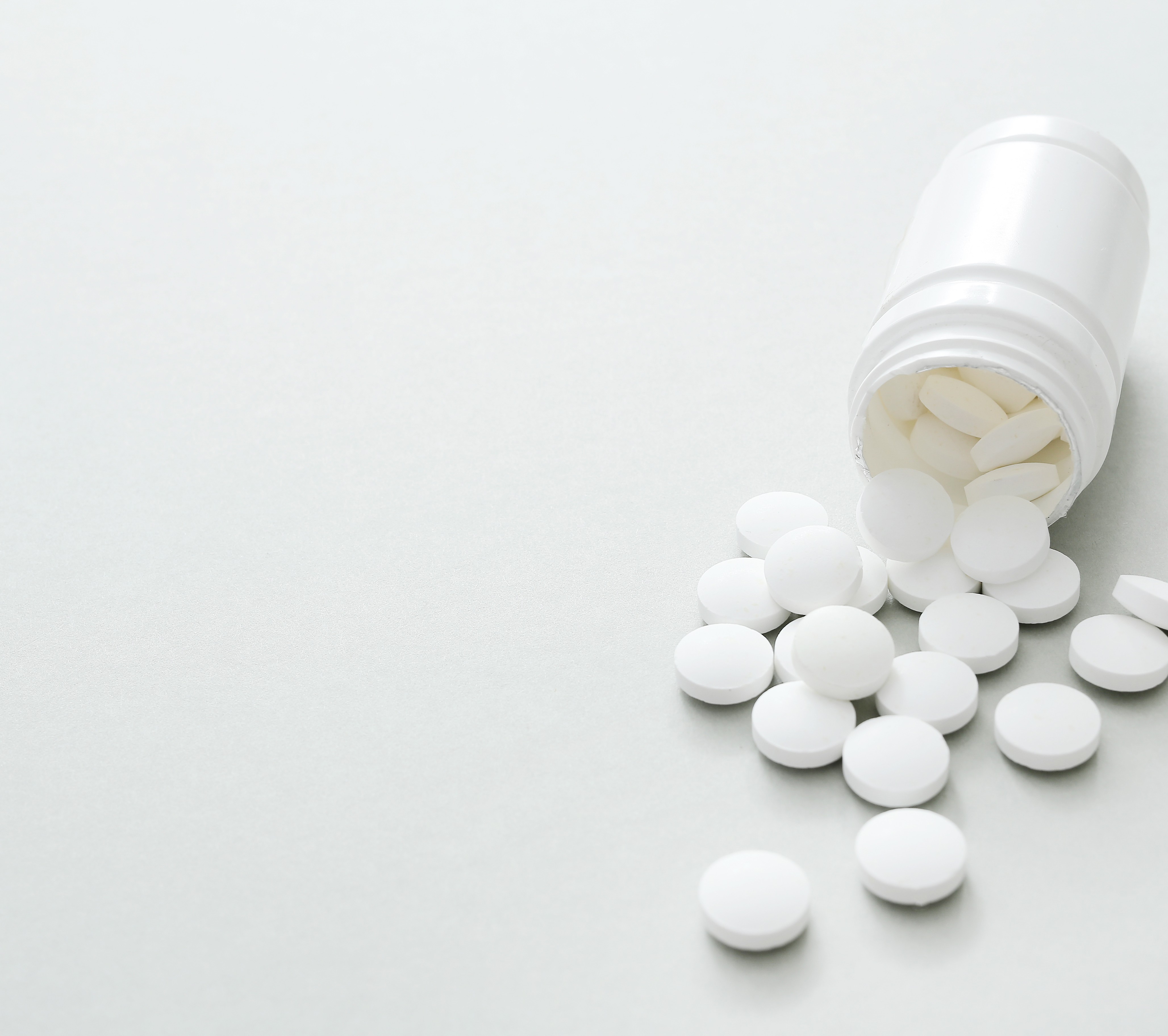 Entenda os riscos do fentanil arco-íris, droga em forma de pílulas  coloridas