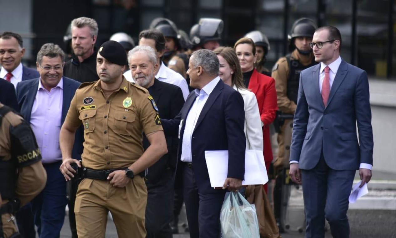 LULA LIVRE - O ex-presidente Lula deixa a sede da Polícia Federal em Curitiba após ficar 580 dias preso, acusado de corrupção — Foto: Marcelo Andrade / Agência O Globo