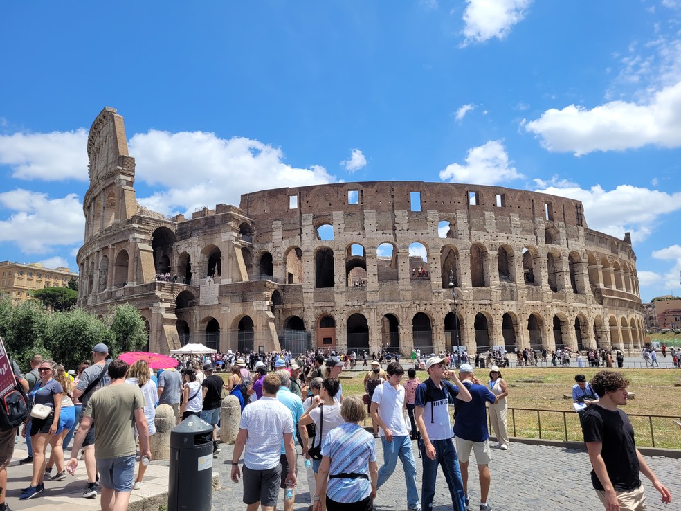 Turistas em frente ao Coliseu, em Roma: governo italiano pretende aumentar o valor da taxa turística do país em até cinco vezes — Foto: Eduardo Maia