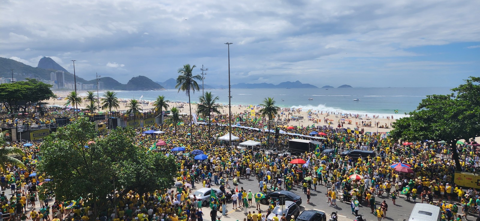 Apoiadores de Bolsonaro na Avenida Atlântica, em Copacabana, no Rio — Foto: Custódio Coimbra/Agência O Globo