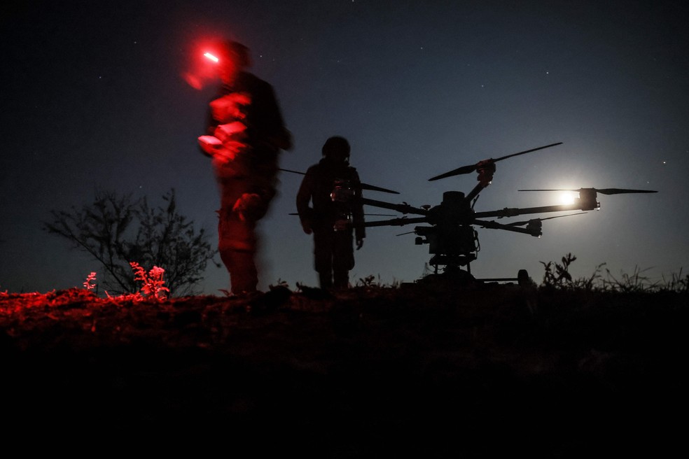 Militares ucranianos preparam drone do modelo Kazhan para uso na região de Donetsk — Foto: OLEG PETRASIUK / 24ª Brigada Mecanizada das Forças Armadas da Ucrânia / AFP