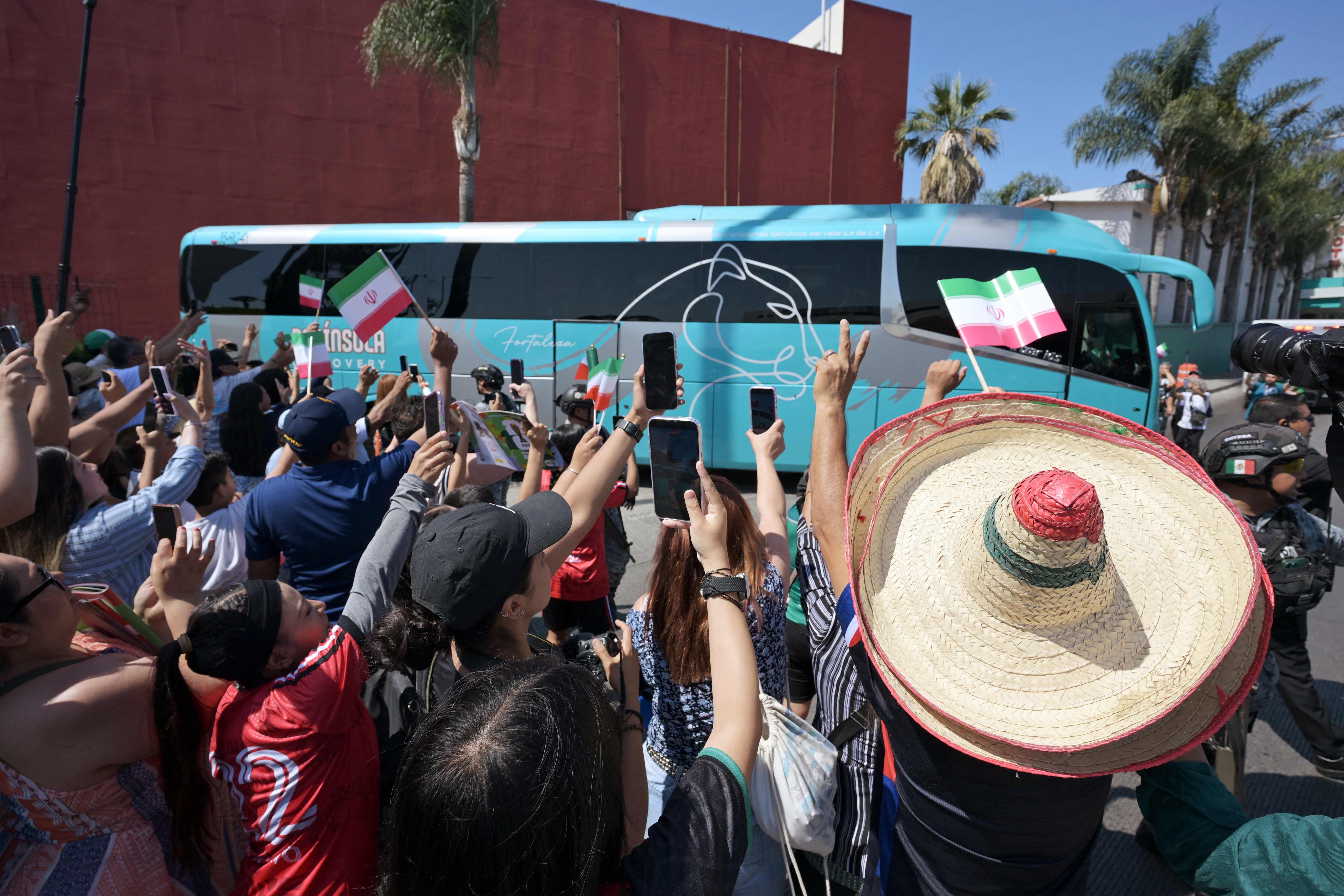Seleção do Irã deixa Tijuana rumo a Los Angeles sob festa da torcida: 'O México está com vocês'