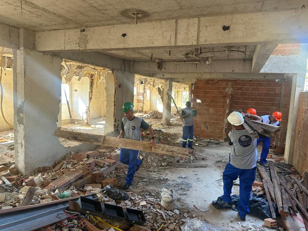 Operários no prédio onde está sendo construída a Clínica da Família do Vidigal — Foto: Reprodução