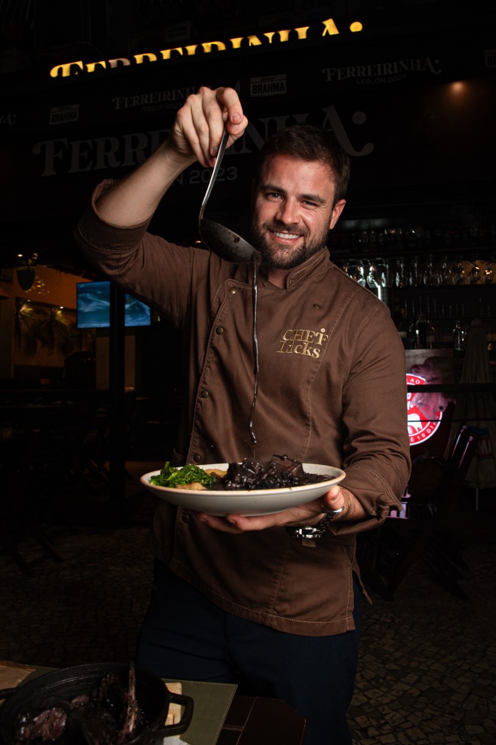 Rafael Licks. O chef assina a feijoada do Ferreirinha, que terá samba ao vivo na unidade Jardim Botânico a partir das 13h — Foto: Divulgação/Giovanna Carelli