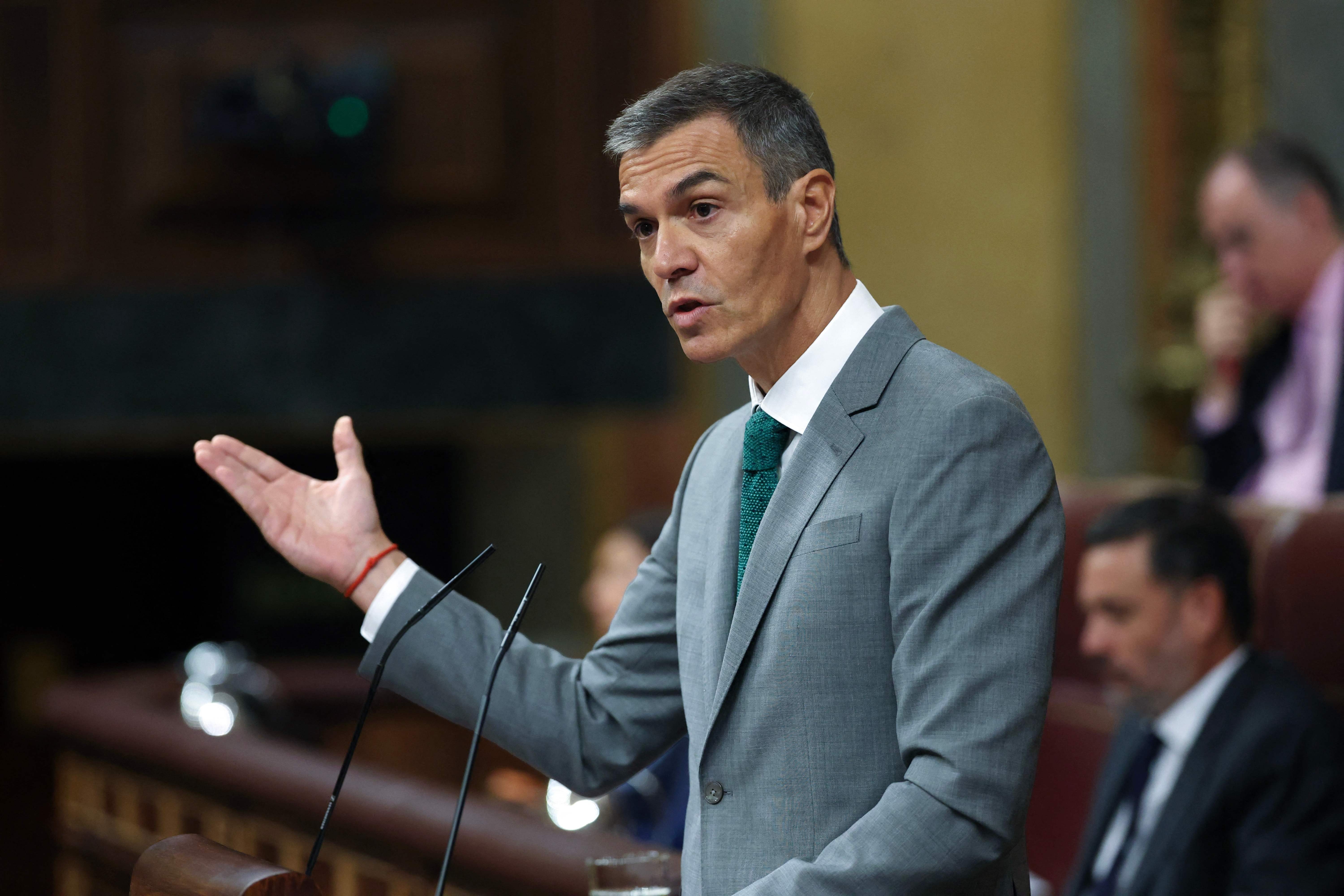 Após protestos e pedidos de renúncia, premier da Espanha volta a rejeitar que Marrocos tenha contribuído com crise em Ceuta - QTU Questões do Universo
