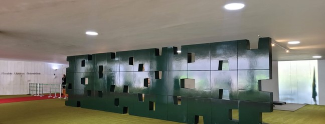 Muro Escultórico de Athos Bulcão é recolocado no Salão Verde da Câmara dos Deputados — Foto: Fernanda Trisotto / O Globo