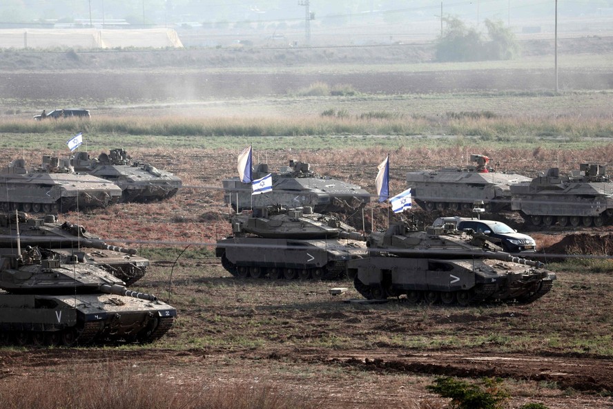 Tanques de Israel posicionados em Ashkelon, ao norte da Faixa de Gaza