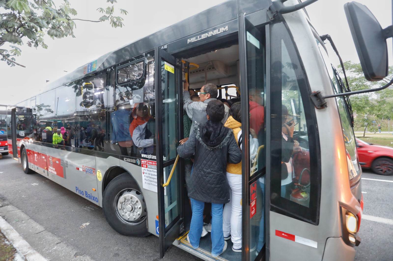 Governo de SP determinou ponto facultativo em todos os serviços públicos. Passeiros disputam um espaço no ônibus cheio. Foto: Edilson Dantas / Agência O Globo