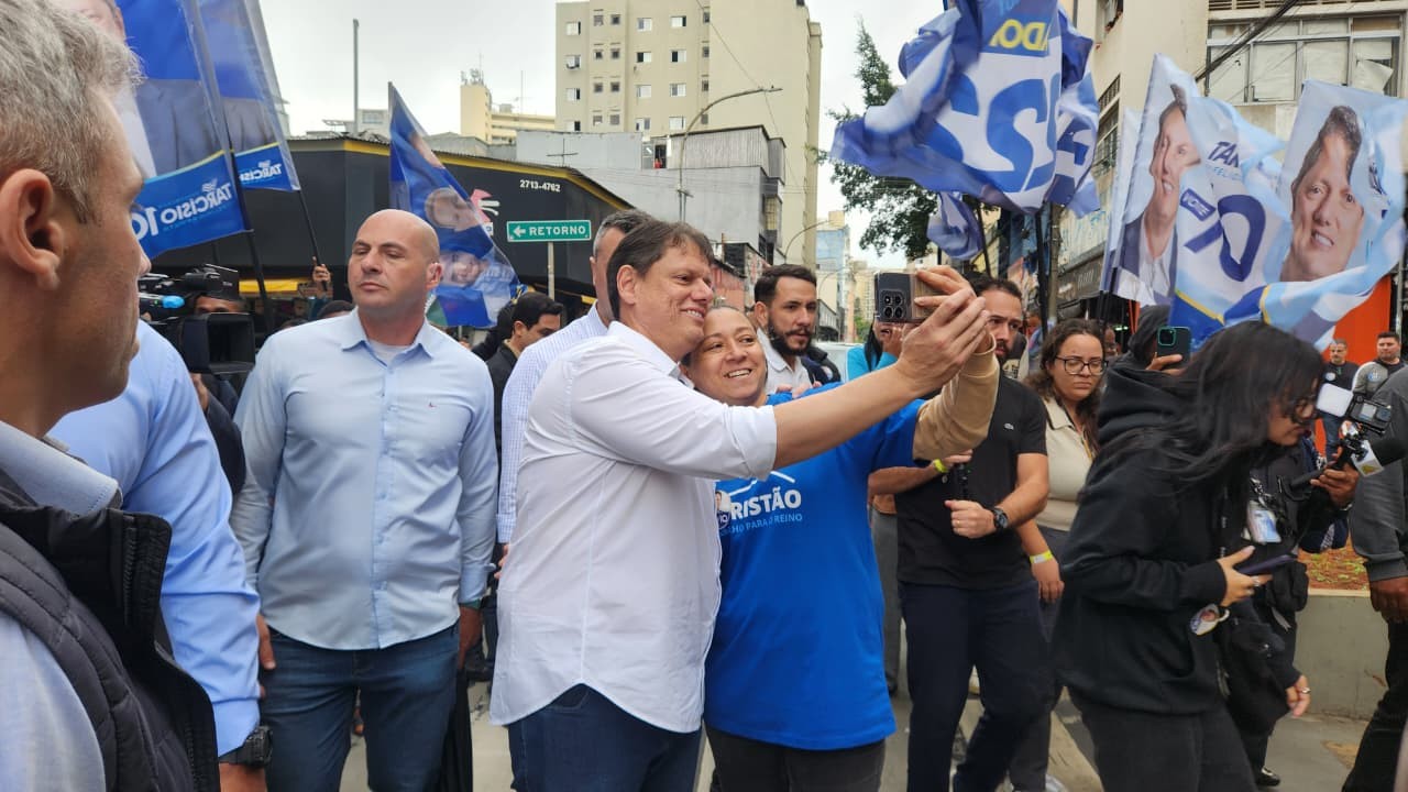 Em primeira agenda de rua, Tarcísio recebe demandas de empresários e caminha em ‘rua das motos’ - QTU Questões do Universo