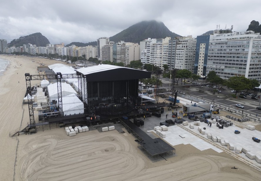 Montagem do palco para o show da cantora Lady Gaga, em Copacabana