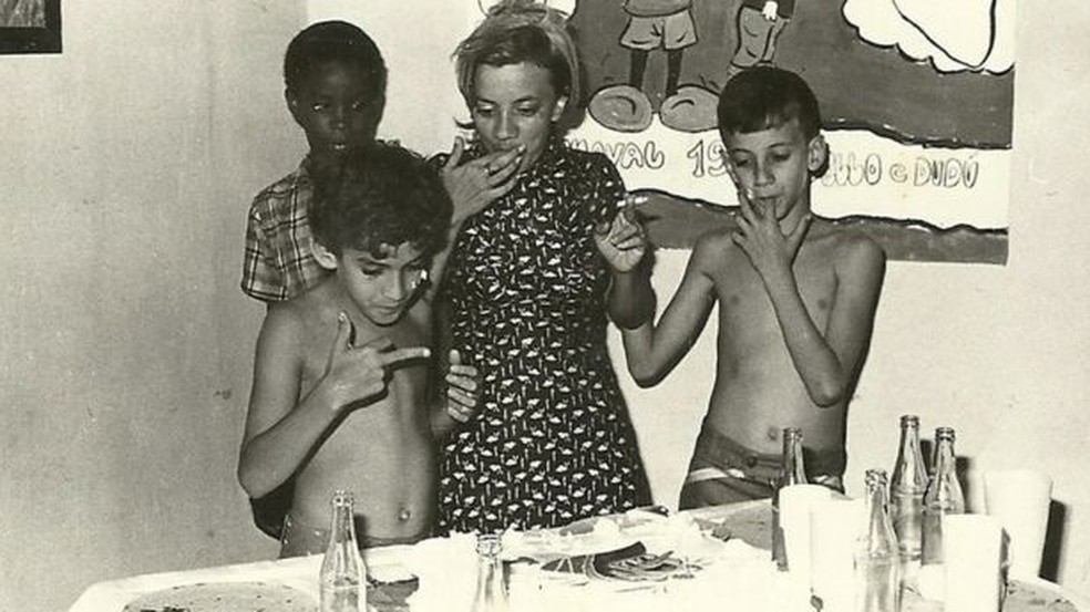 Marilia Guimarães com os filhos em foto sem data informada — Foto: Reprodução