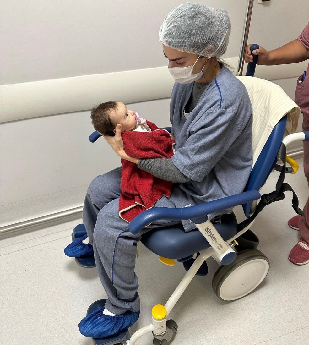 Thaila Ayala com Tereza nos braços no dia da cirurgia do coração — Foto: Reprodução Instagram