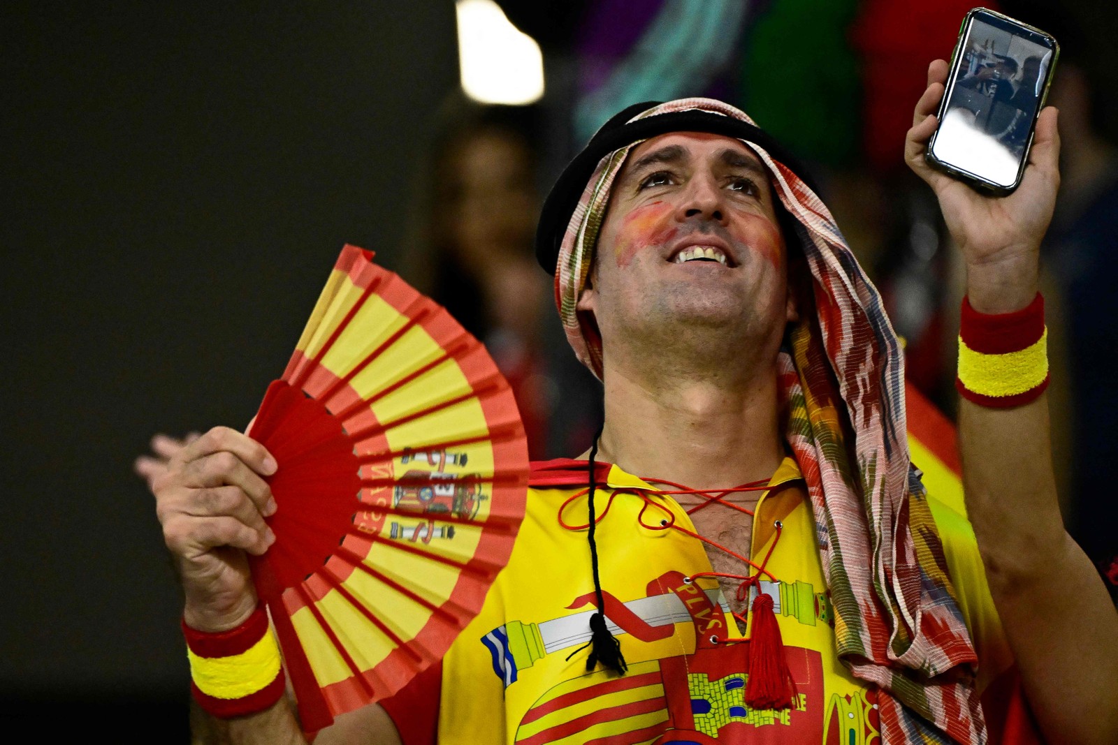 Torcida espanhola faz a festa antes de enfrentar a Marrocos pelas oitavas da Copa no Catar — Foto: JAVIER SORIANO/AFP