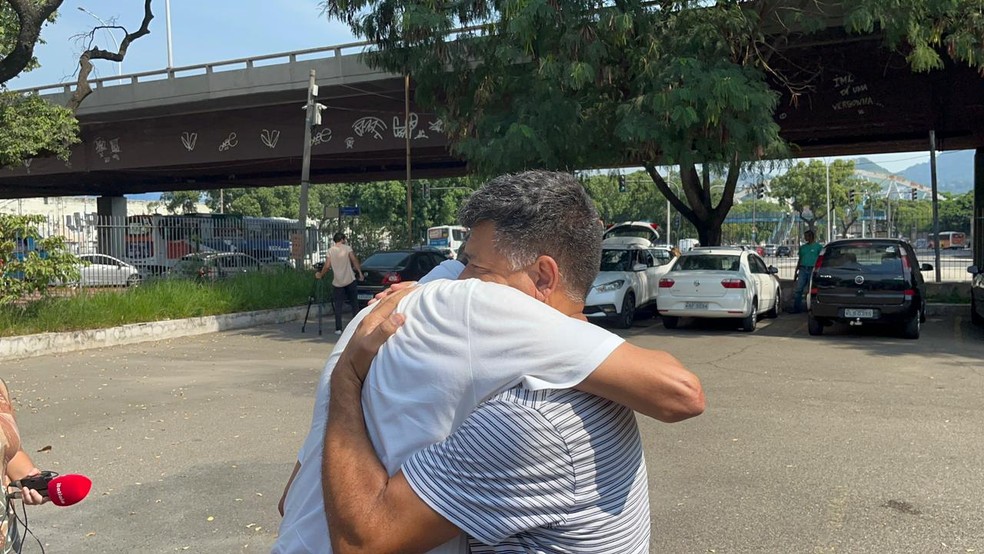Pai de Ana Benevides é consolado por amigo no IML — Foto: Agência O Globo