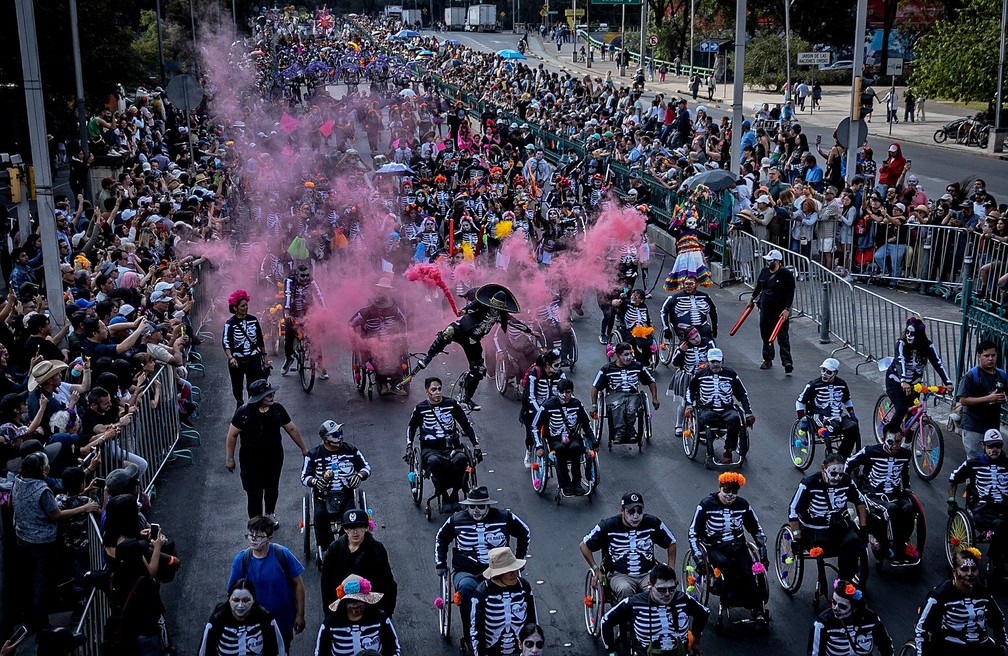 Foliões no mega desfile do Dia dos Mortos, na Cidade do México, no sábado (01/11) — Foto: Carl de Souza / AFP
