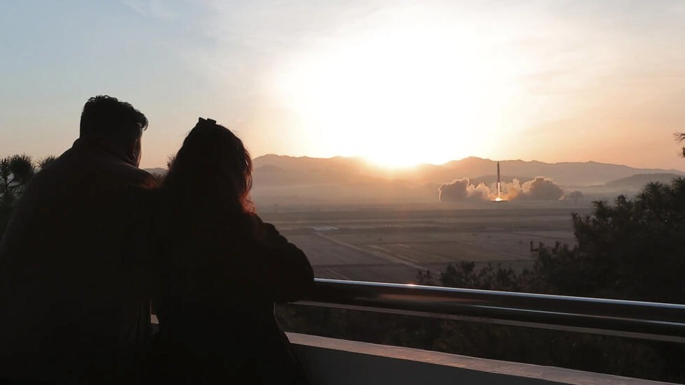 Kim Jong Un leva filha para acompanhar disparo de mais poderoso míssil balístico intercontinental da Coreia do Norte em 16 de março de 2023 — Foto: STR / KCNA VIA KNS / AFP