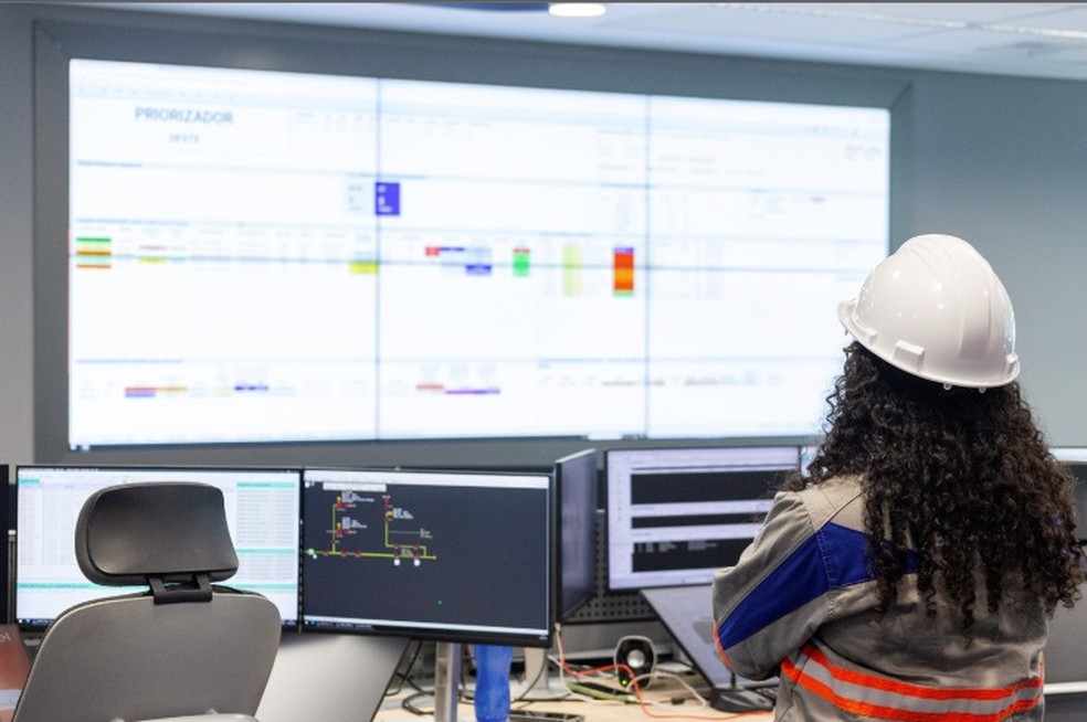  A Enel RJ recorre a tecnologia em frentes como o centro de monitoramento de operações — Foto: Divulgação