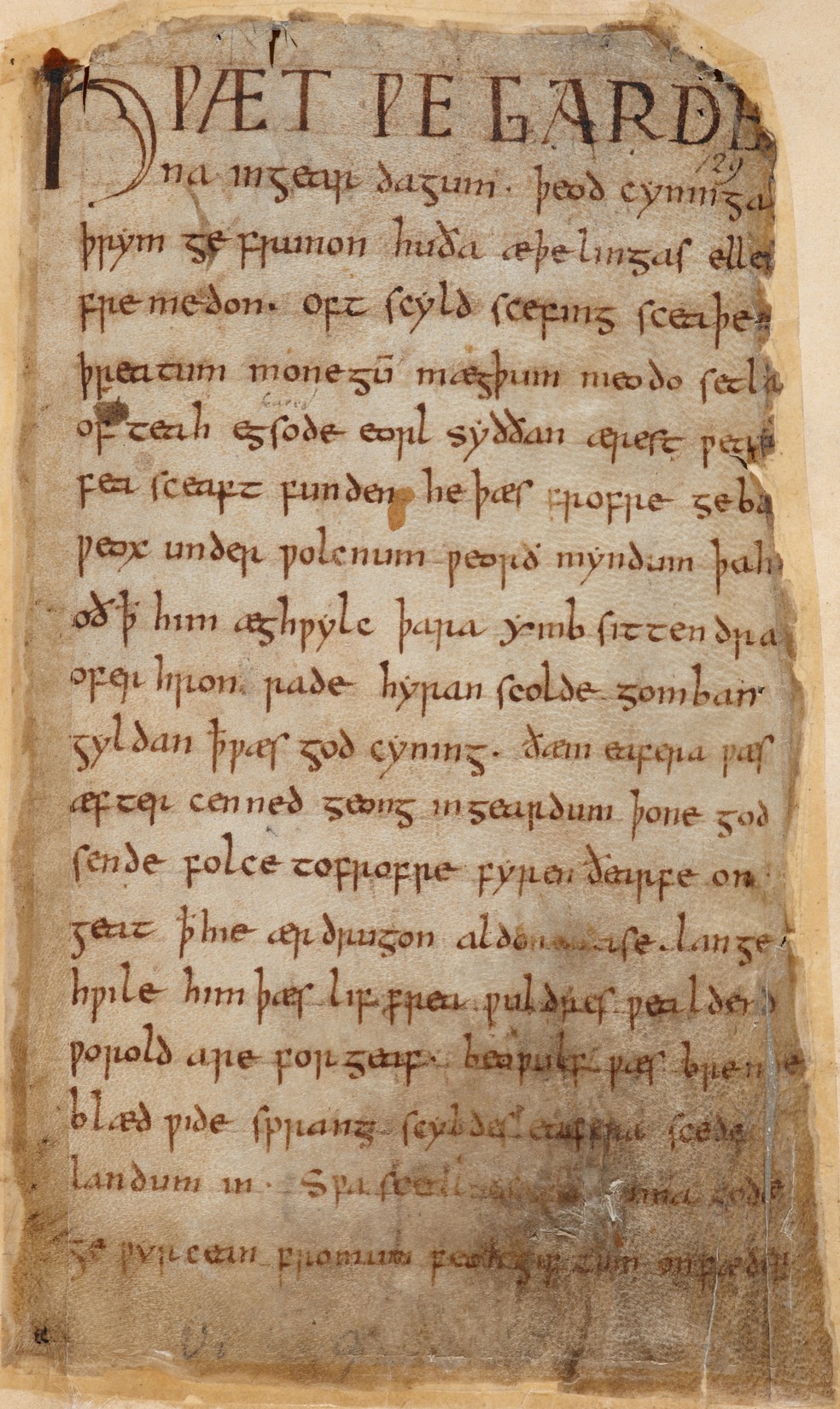 Primeira página do manuscrito da lenda de “Beowulf”: escrito em inglês antigo, foi criado por volta do ano 1000 — Foto: Reprodução