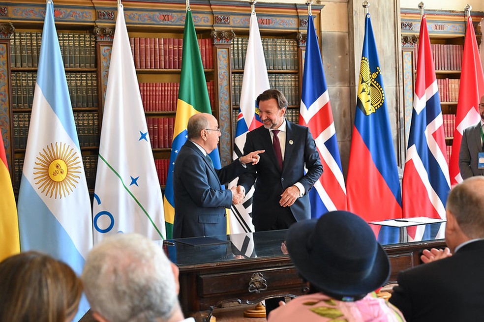 O ministro de Relações Exteriores, Mauro Vieira, e o embaixador Frank J. Büchel, representante de Liechtenstein na Efta, participam da assinatura do acordo comercial entre Mercosul e o bloco europeu — Foto: Divulgação/Letícia Clemente/MRE