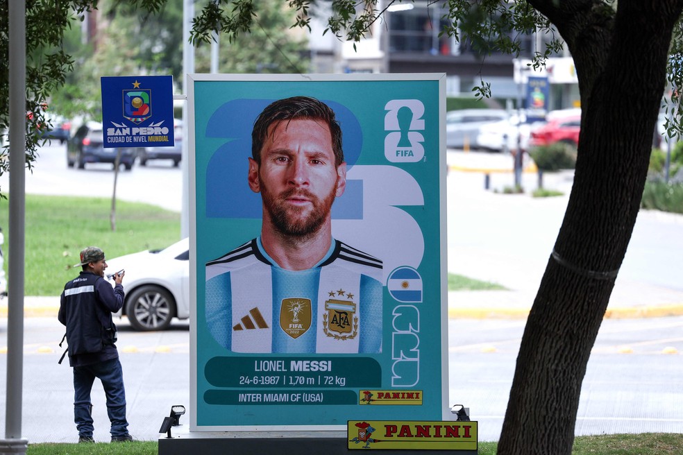Cidade no M&eacute;xico exibe figurinha gigante de Messi &mdash; Foto: Julio Cesar AGUILAR / AFP