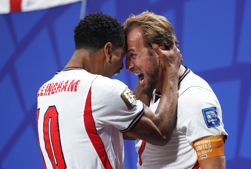 Harry Kane e Jude Bellingham, camisas 9 e 10 da Inglaterra, comemoram o gol de empate da seleção — Foto: Getty Images via AFP