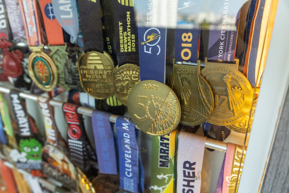 Coleção de medalhas de Nilson Lima: todas estão guardadas em um armário; destaque para a de número 50, quando completou os 50 estados dos Estados Unidos — Foto: Ávila Campos/ O Globo